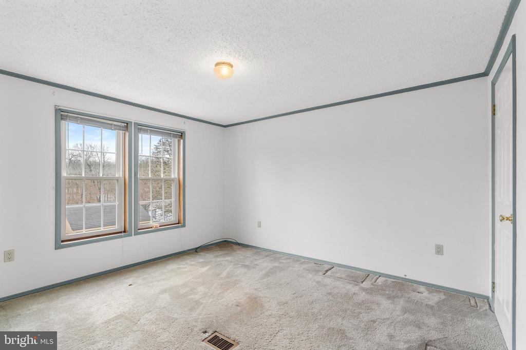 907 LAKEVIEW DRIVE