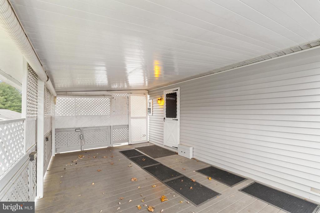907 LAKEVIEW DRIVE
