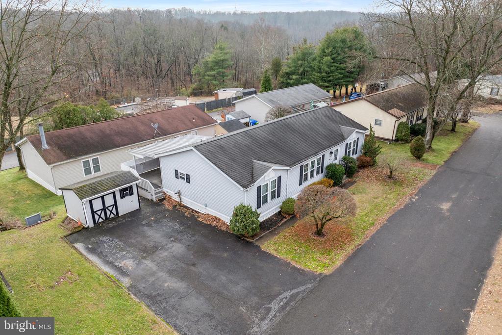907 LAKEVIEW DRIVE