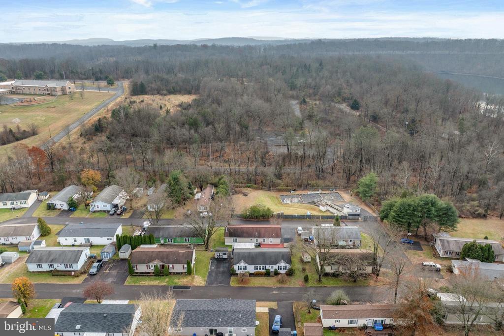 907 LAKEVIEW DRIVE