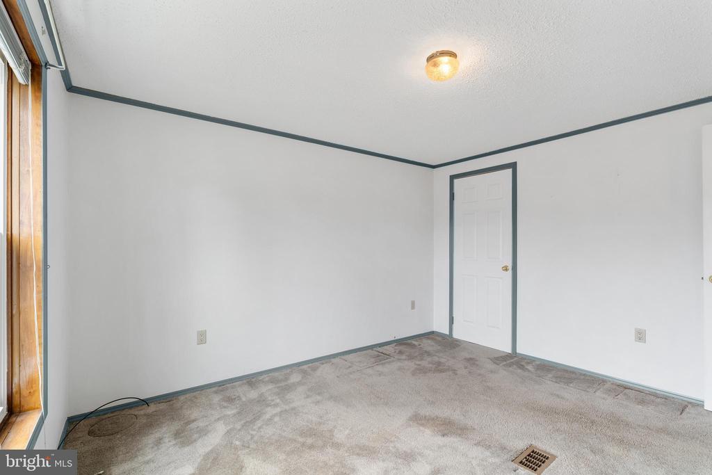 907 LAKEVIEW DRIVE