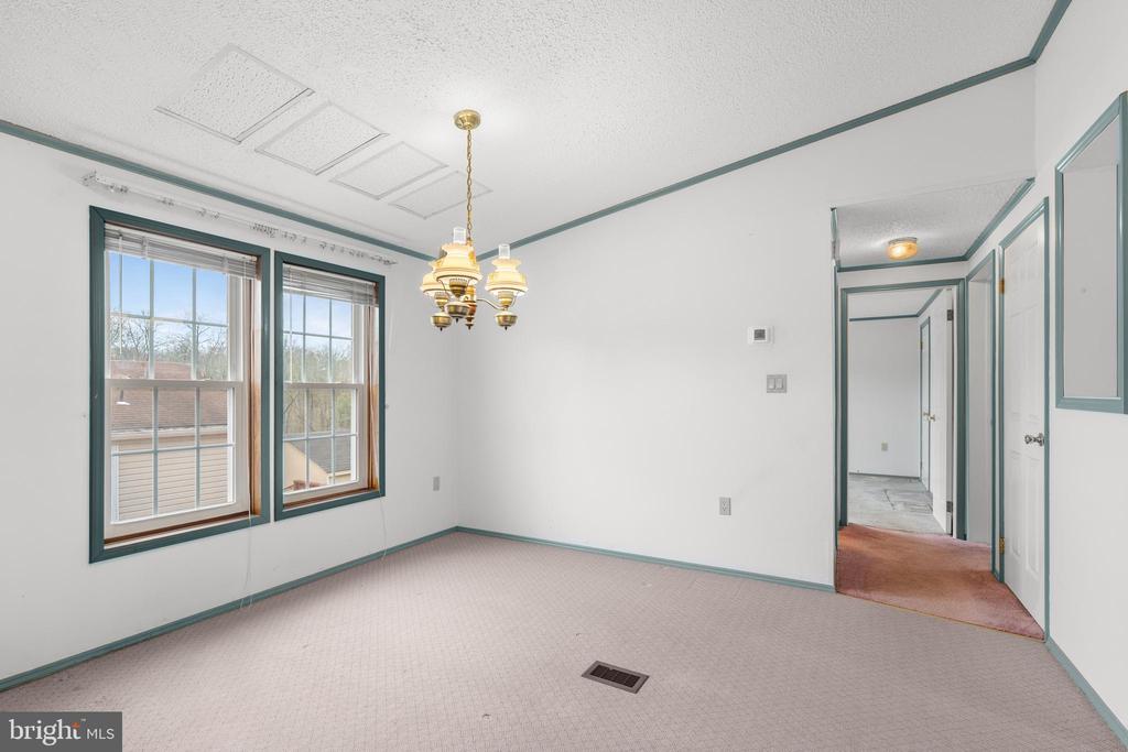 907 LAKEVIEW DRIVE