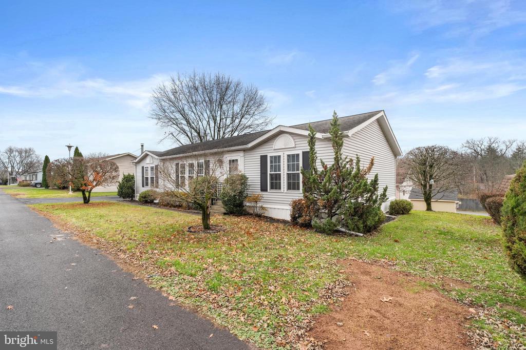 907 LAKEVIEW DRIVE