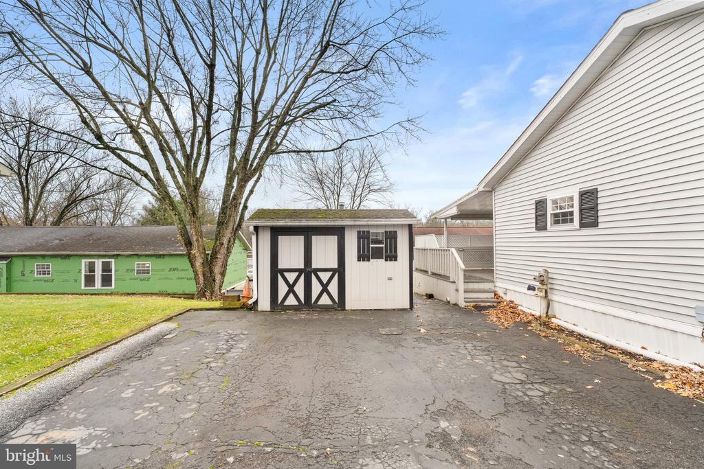 907 LAKEVIEW DRIVE