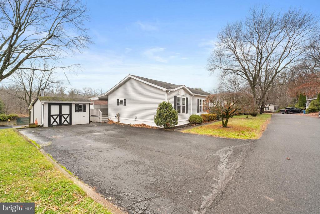 907 LAKEVIEW DRIVE