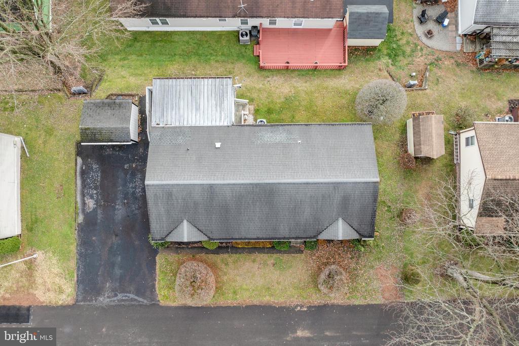 907 LAKEVIEW DRIVE
