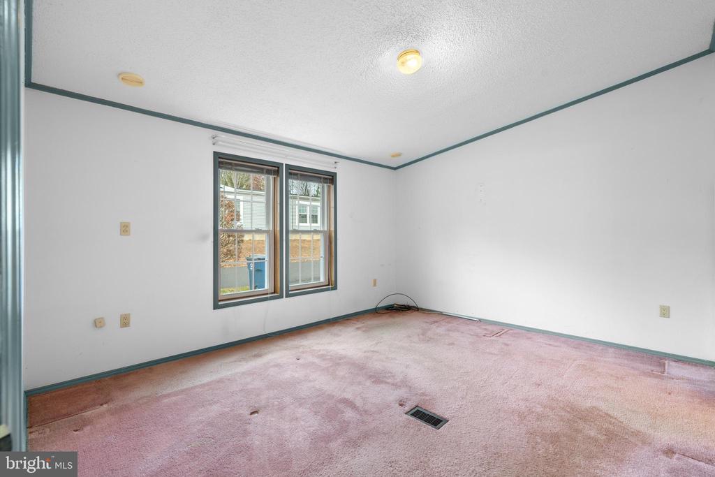 907 LAKEVIEW DRIVE