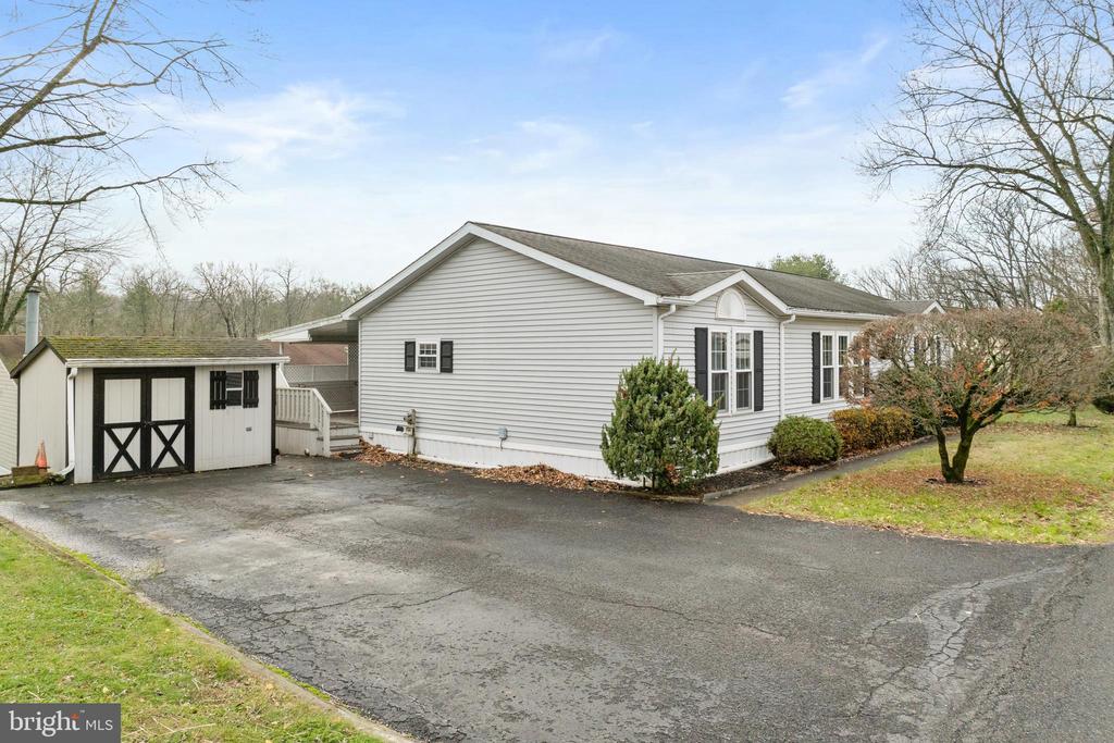 907 LAKEVIEW DRIVE