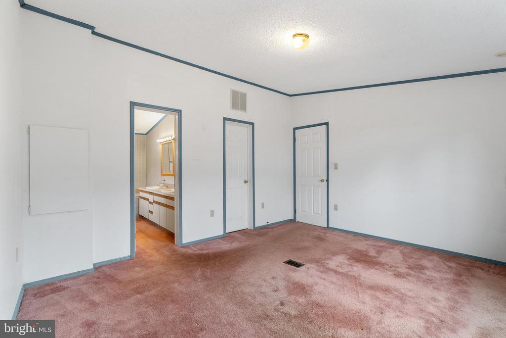907 LAKEVIEW DRIVE