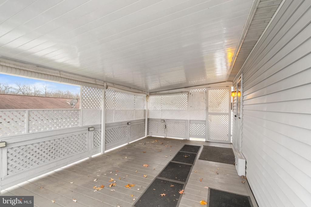 907 LAKEVIEW DRIVE