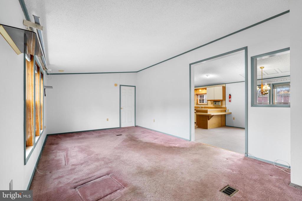 907 LAKEVIEW DRIVE