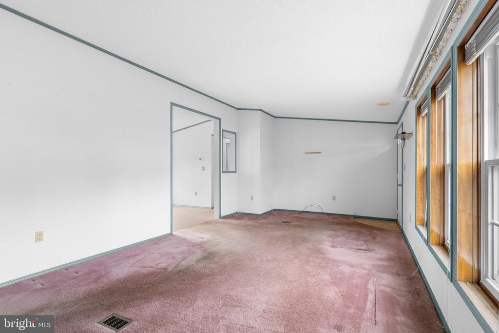 907 LAKEVIEW DRIVE