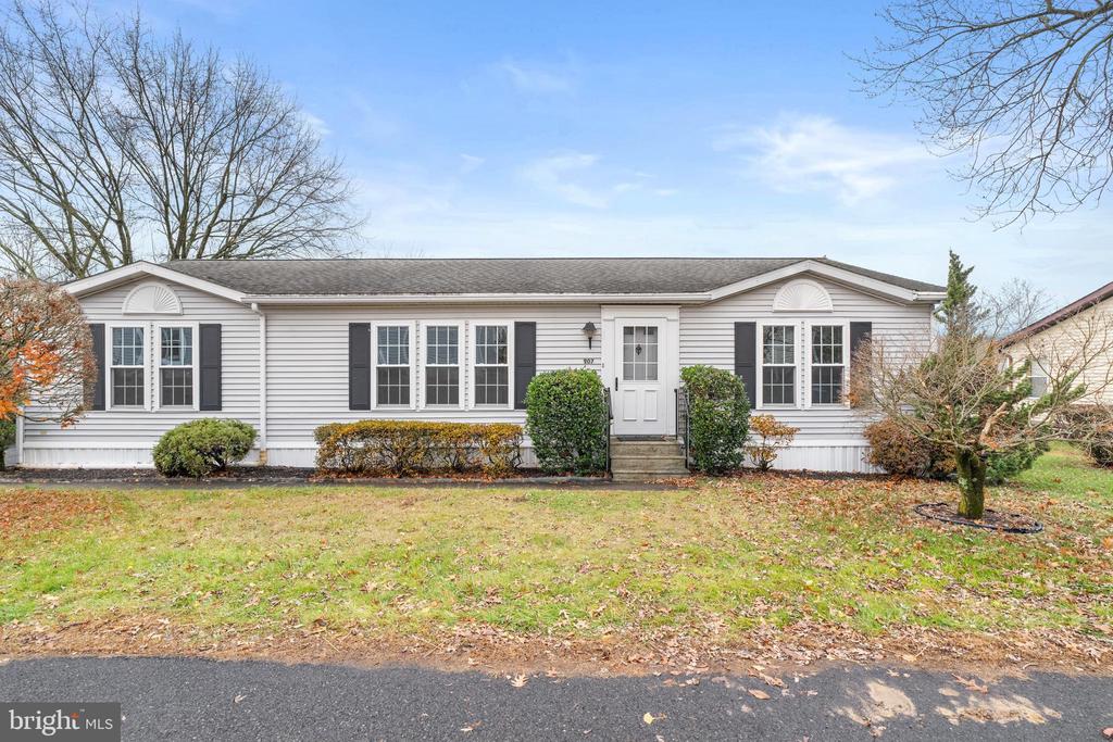 907 LAKEVIEW DRIVE