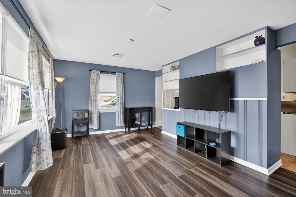 313 W WALNUT STREET