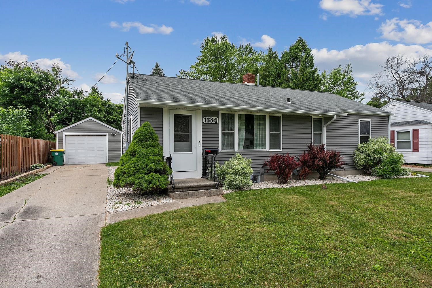 1134 COLONIAL Avenue