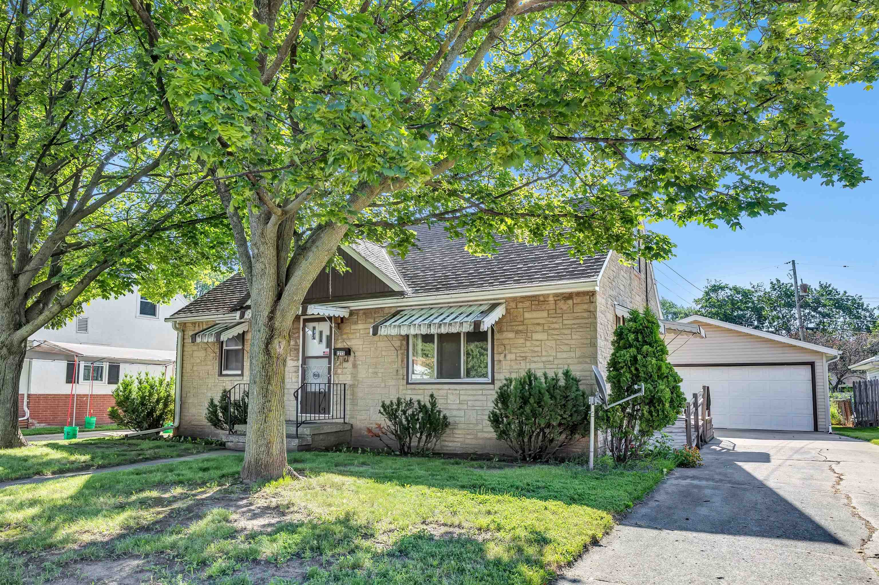 1215 S ONEIDA Street