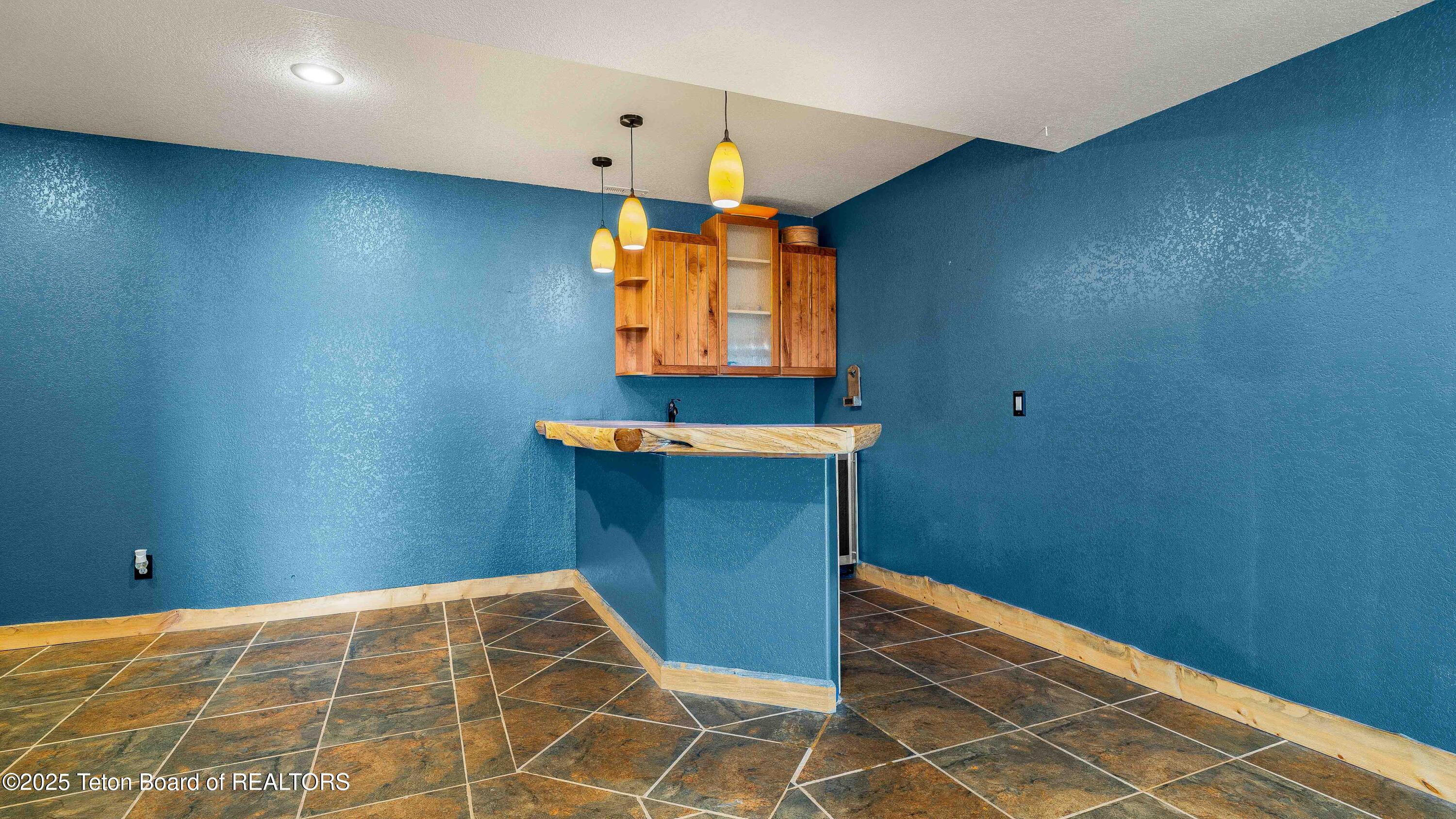 143 MOONSHINE Road