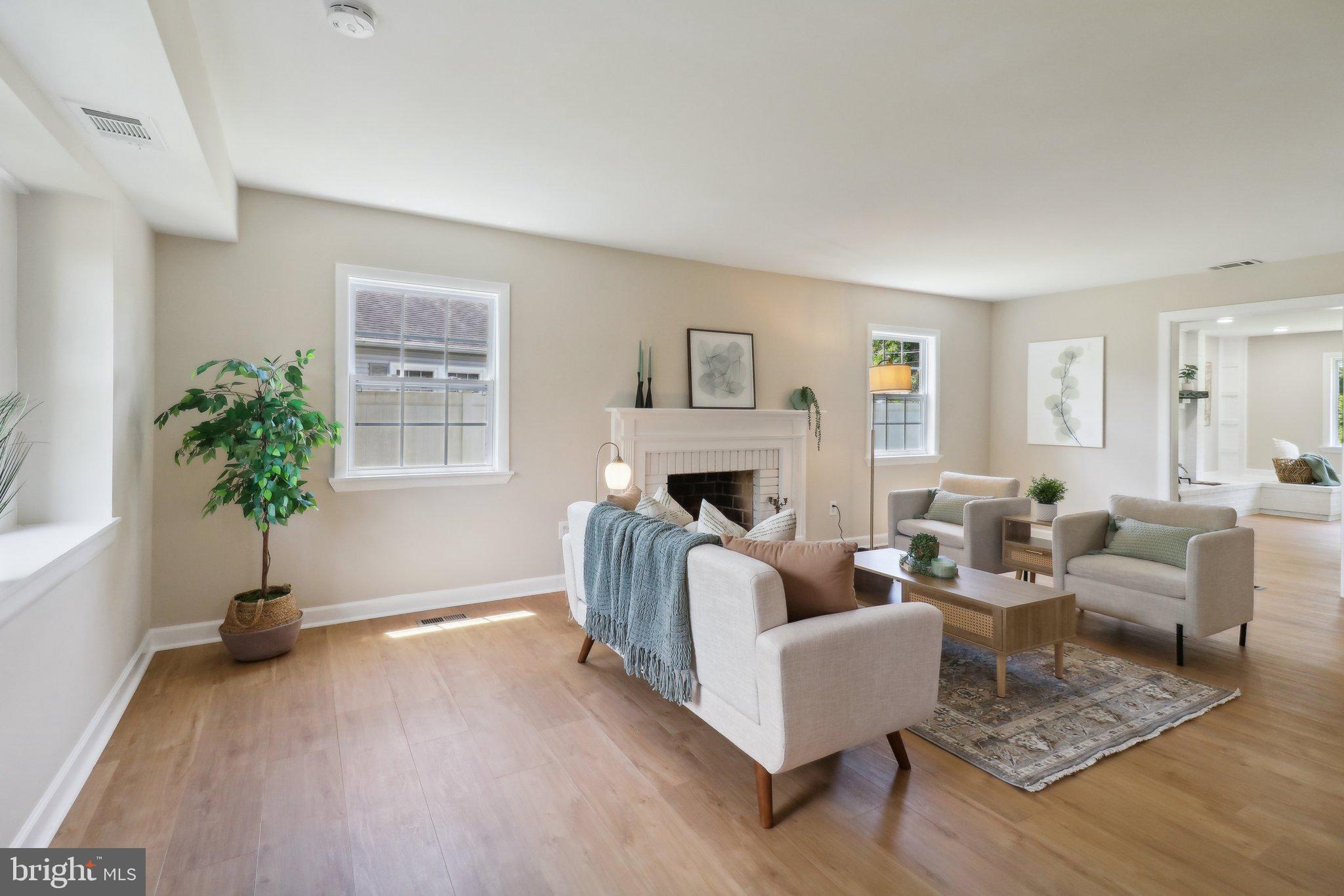 1318 PADDOCK LANE