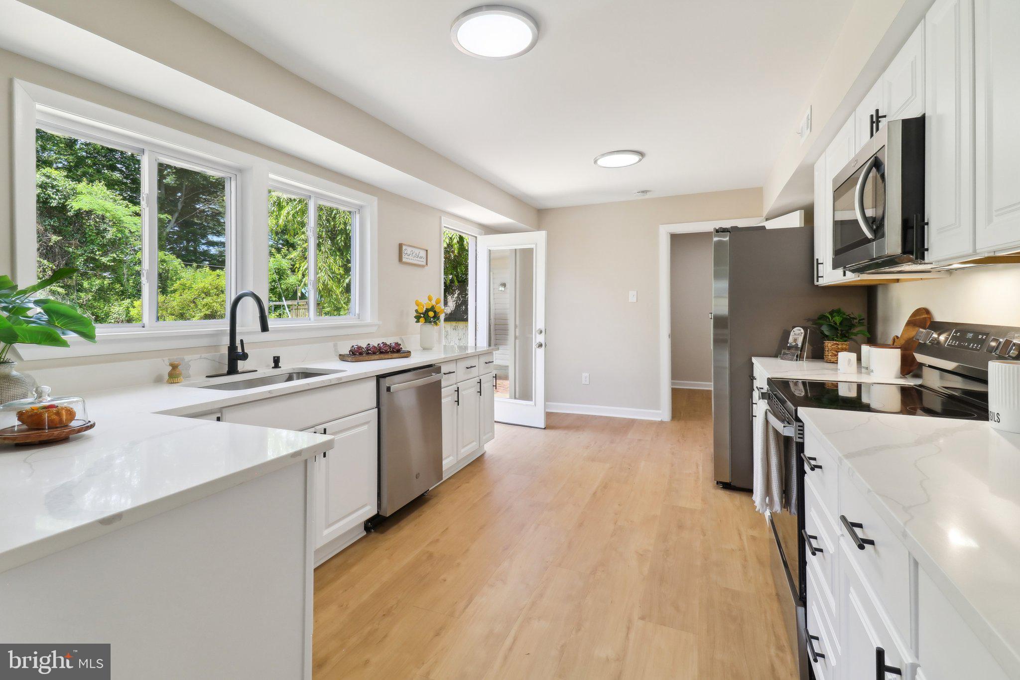 1318 PADDOCK LANE