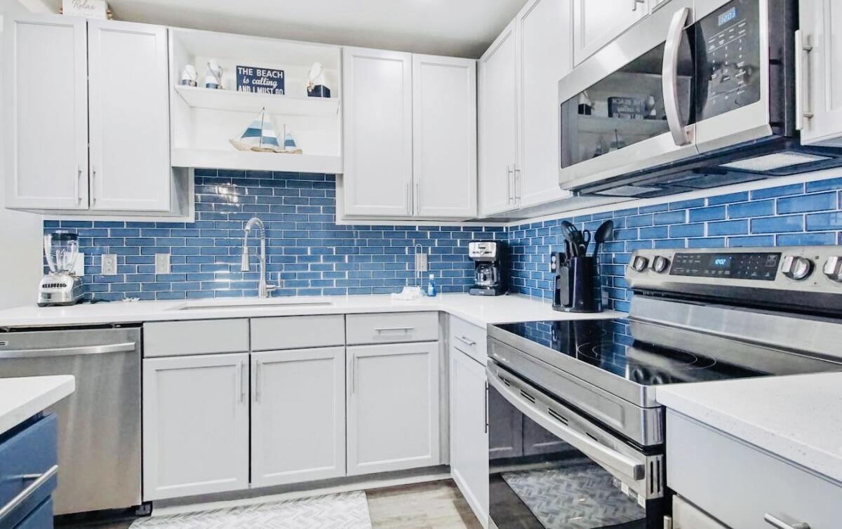 9860 S Thomas Drive UNIT 214