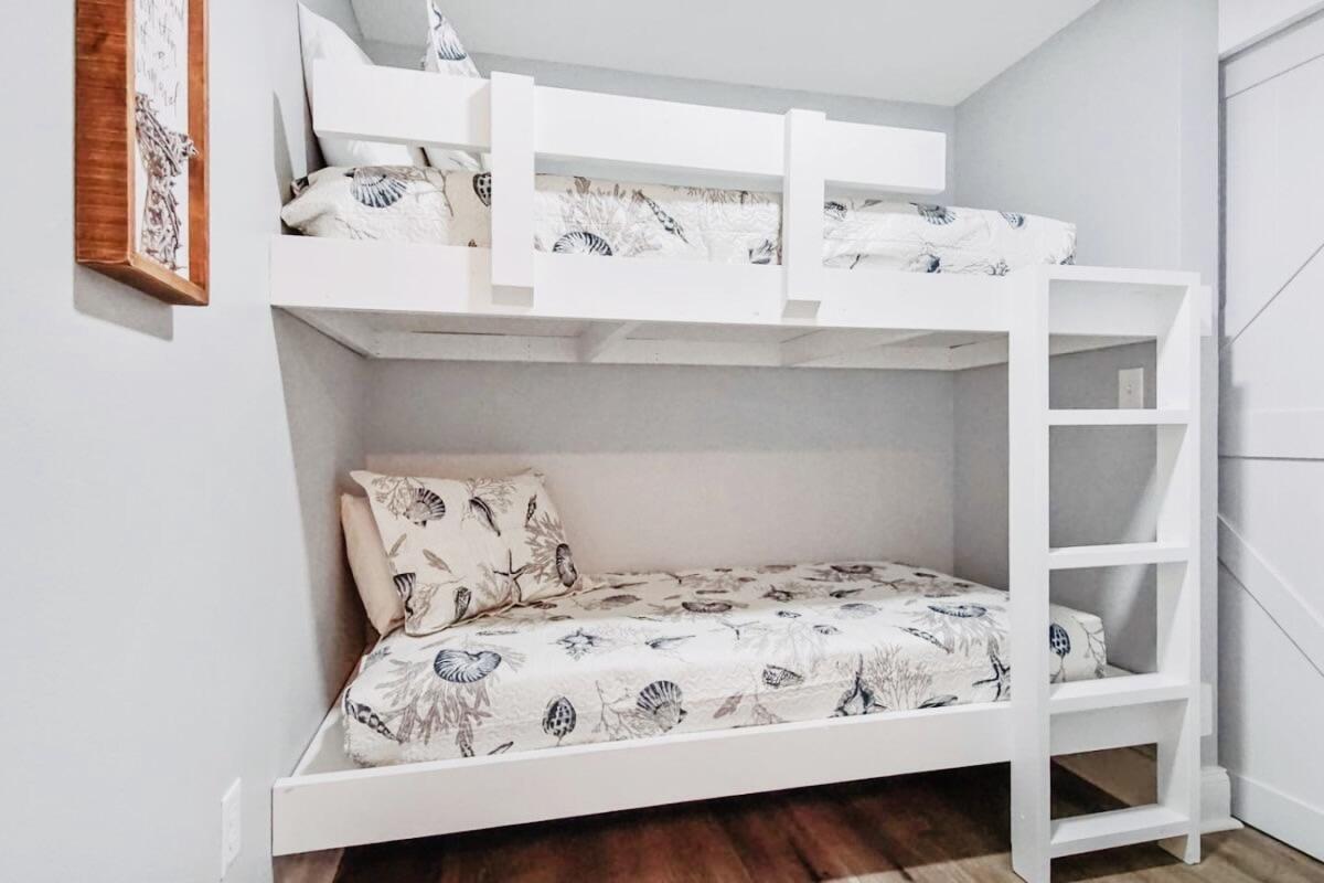 9860 S Thomas Drive UNIT 214