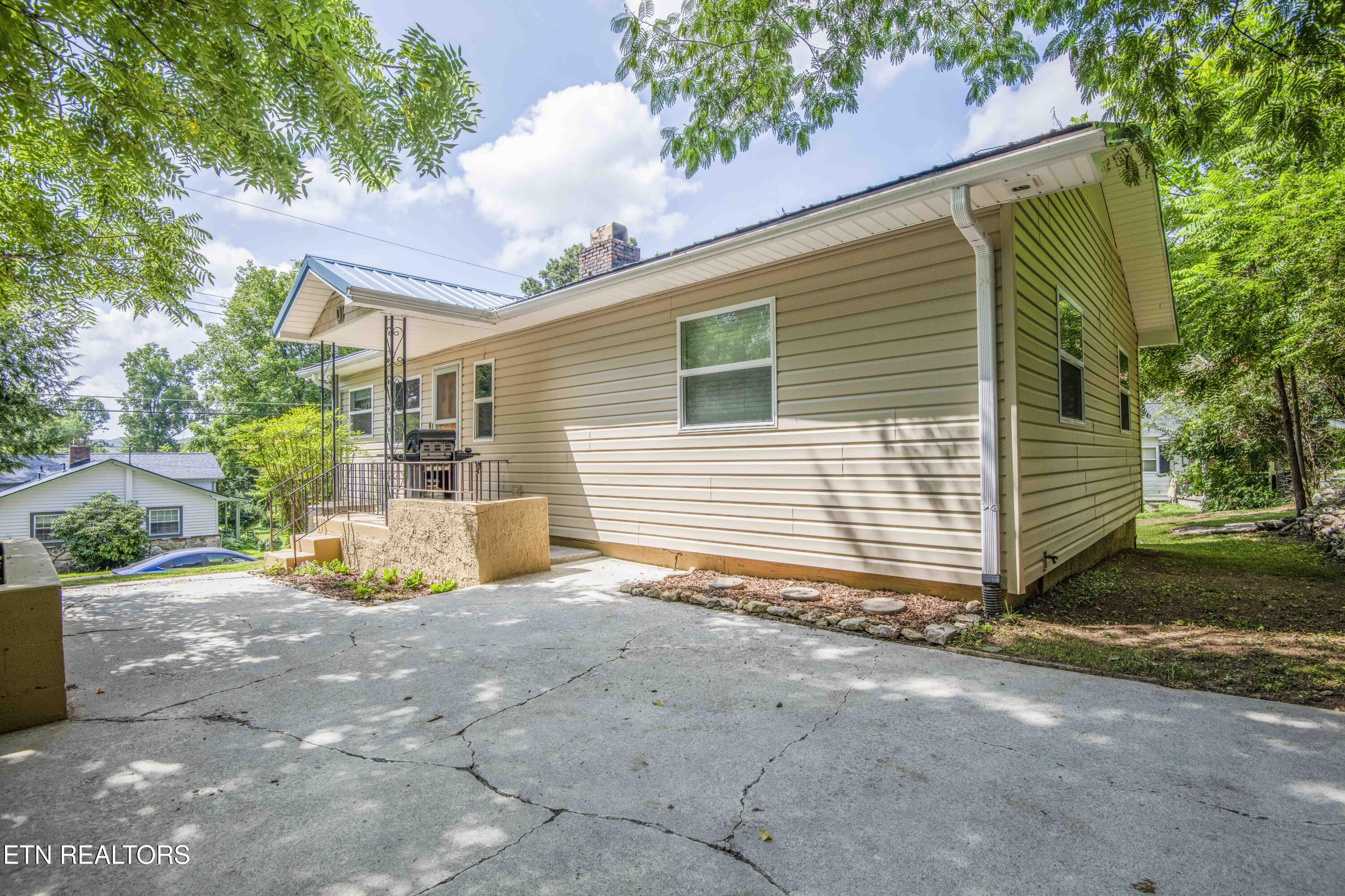306 W Faunce Rd