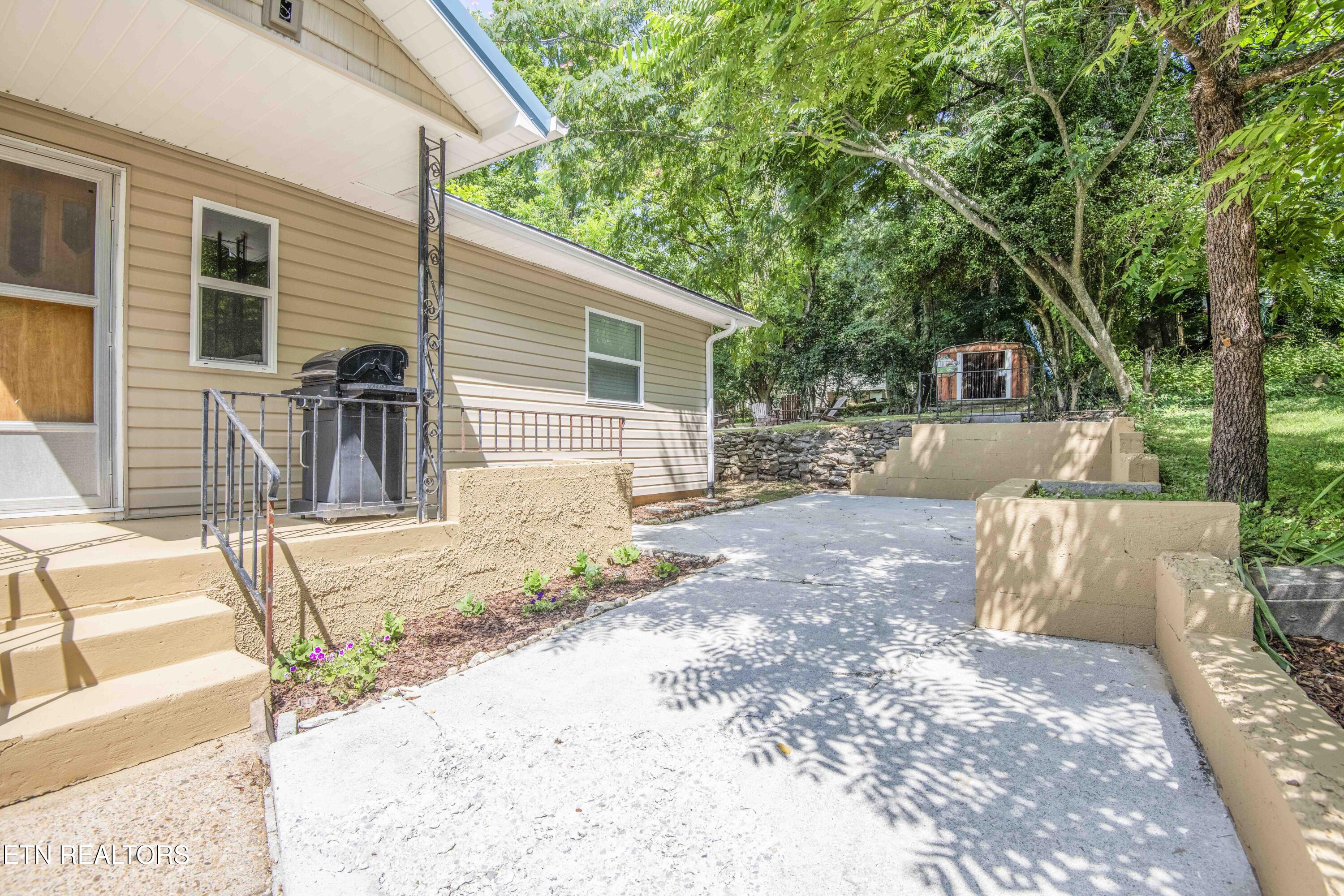 306 W Faunce Rd