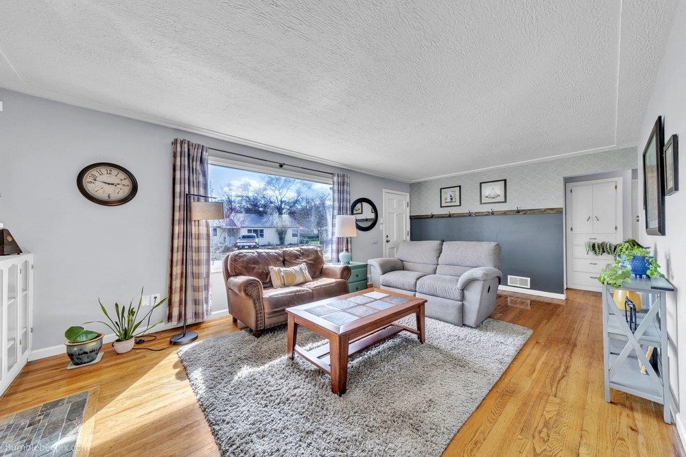 Photo 5 of 8613 E Bridgeport Ave