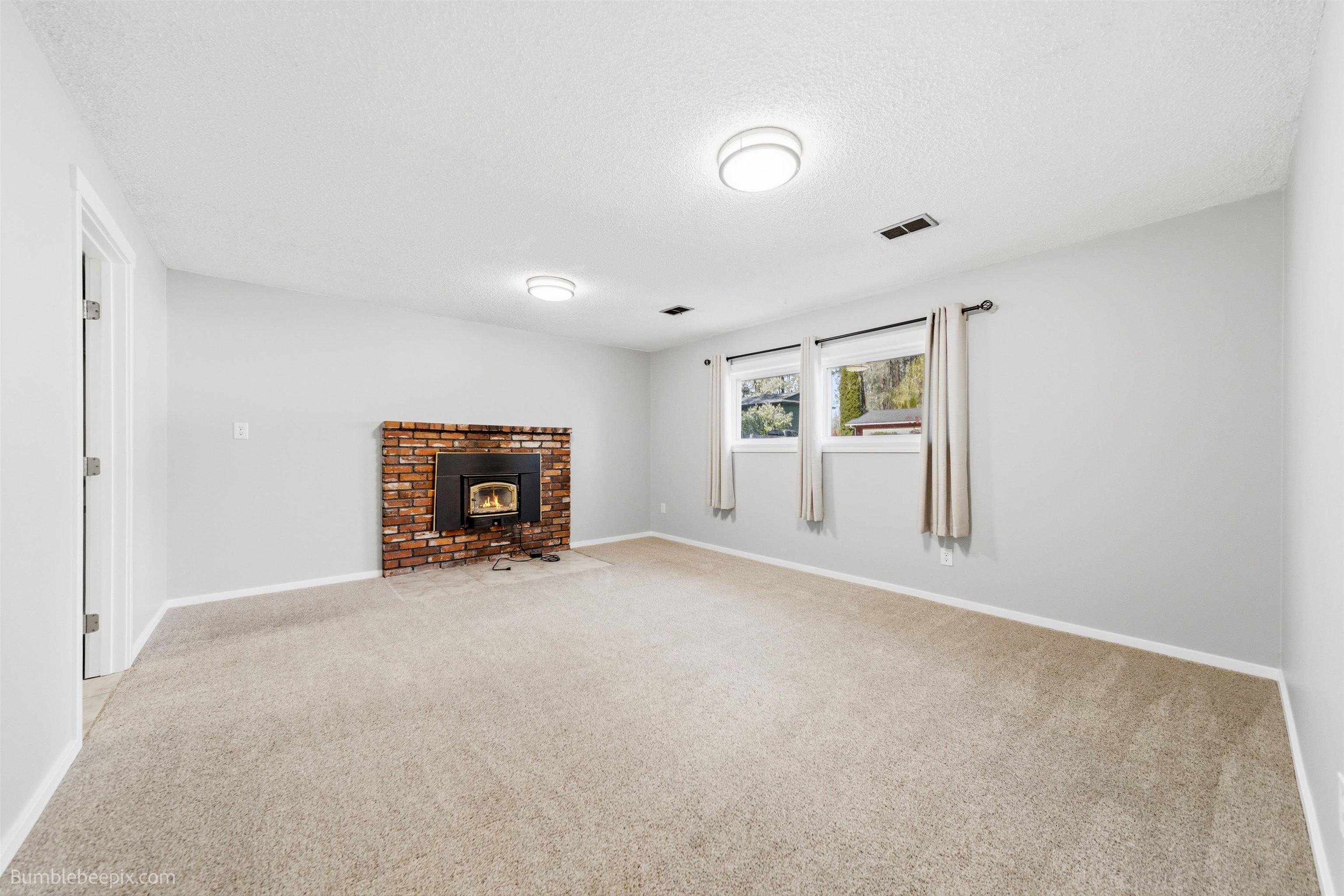 817 W Falcon Ave