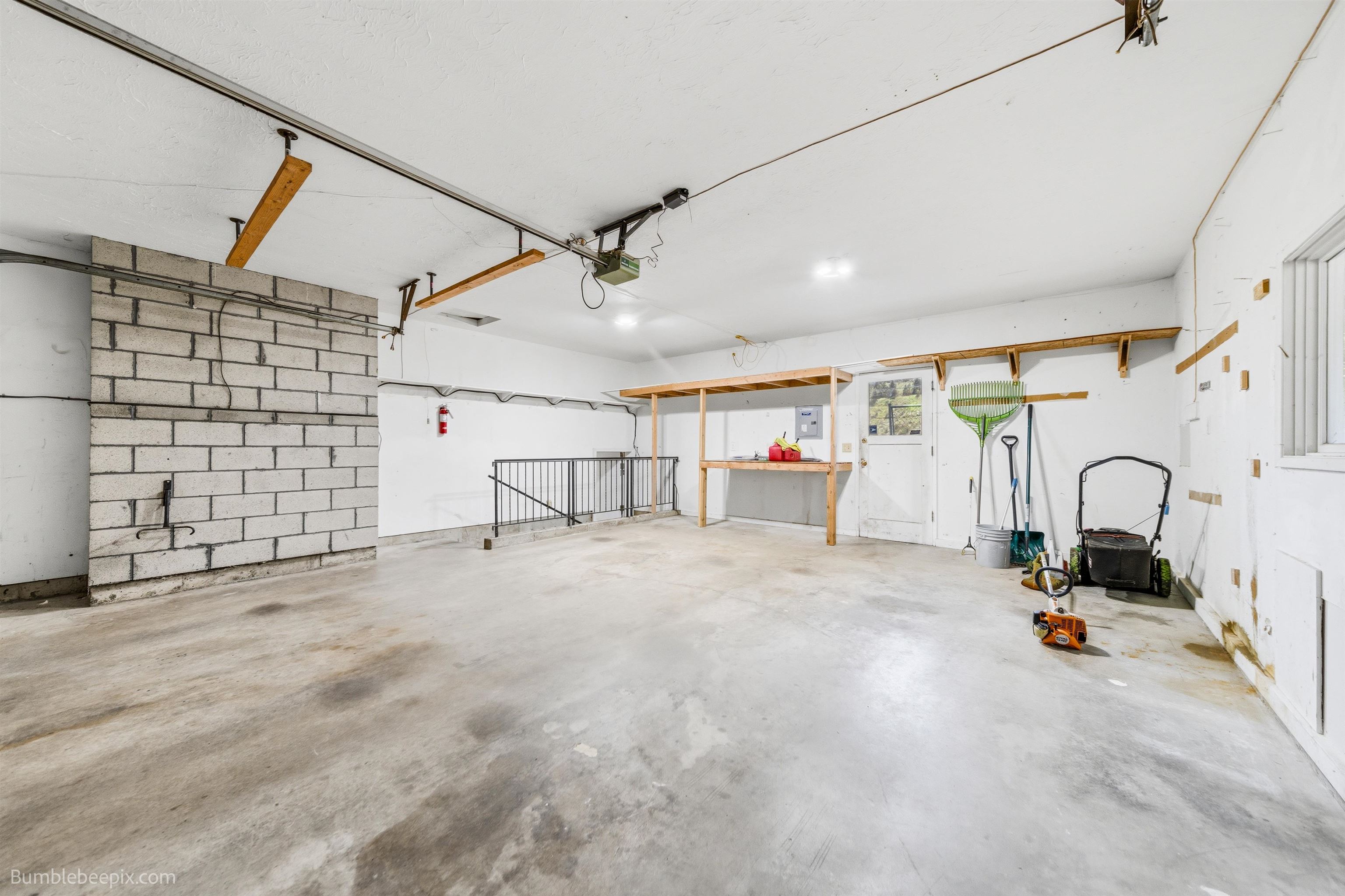 817 W Falcon Ave