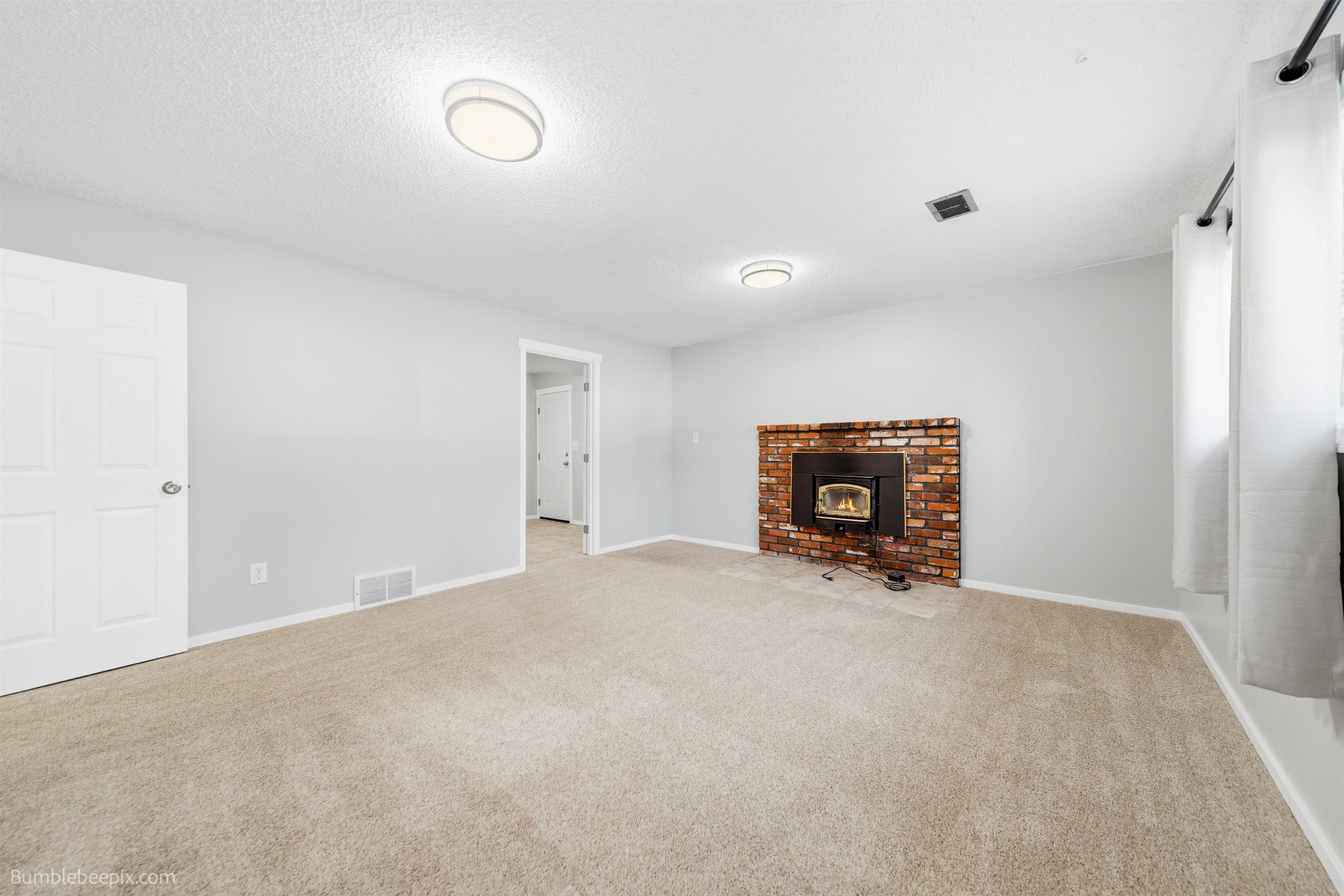 817 W Falcon Ave