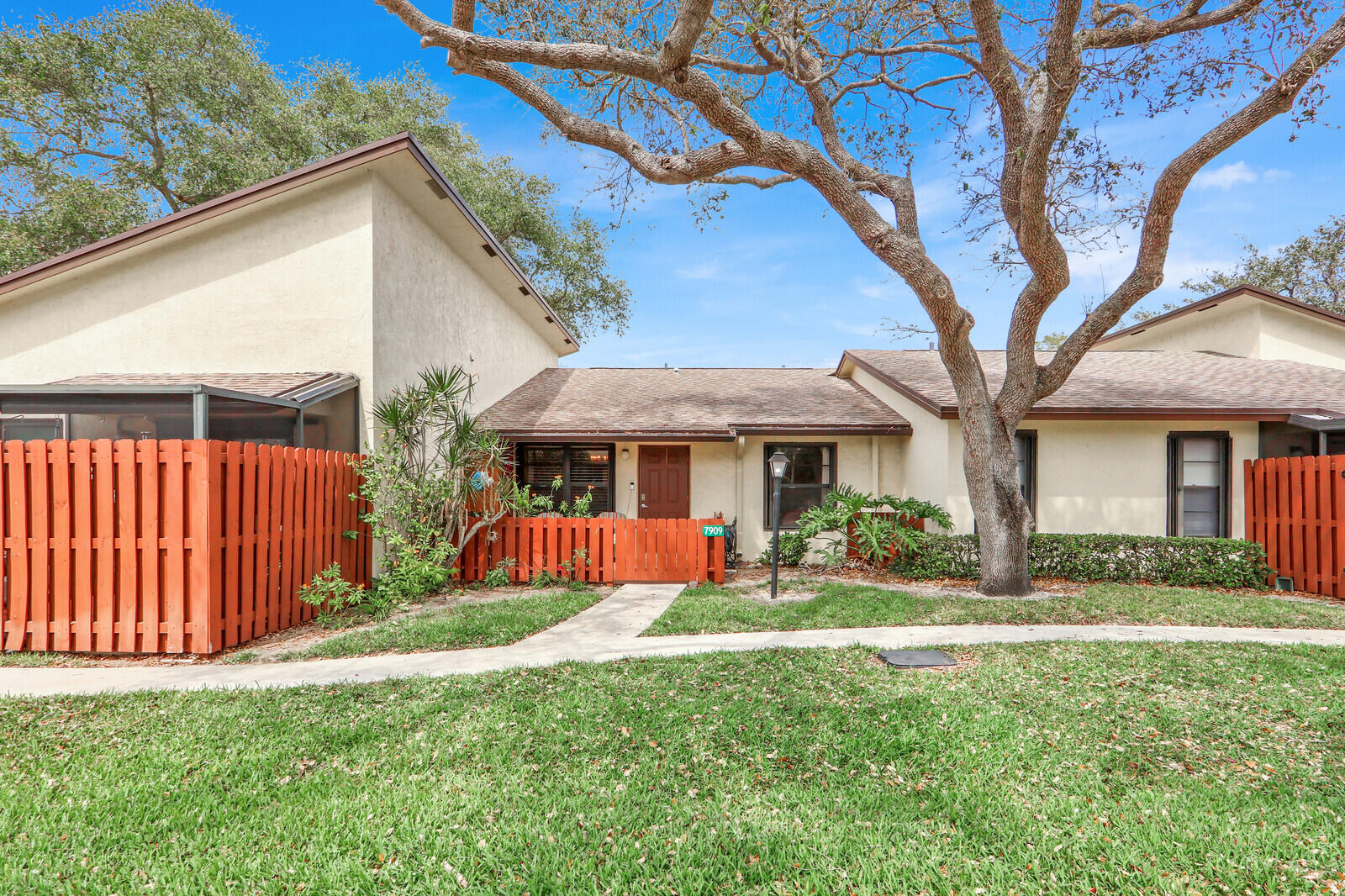 7909 SE Villa Circle