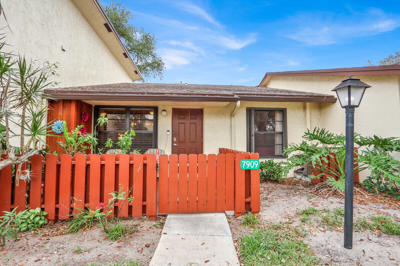 7909 SE Villa Circle