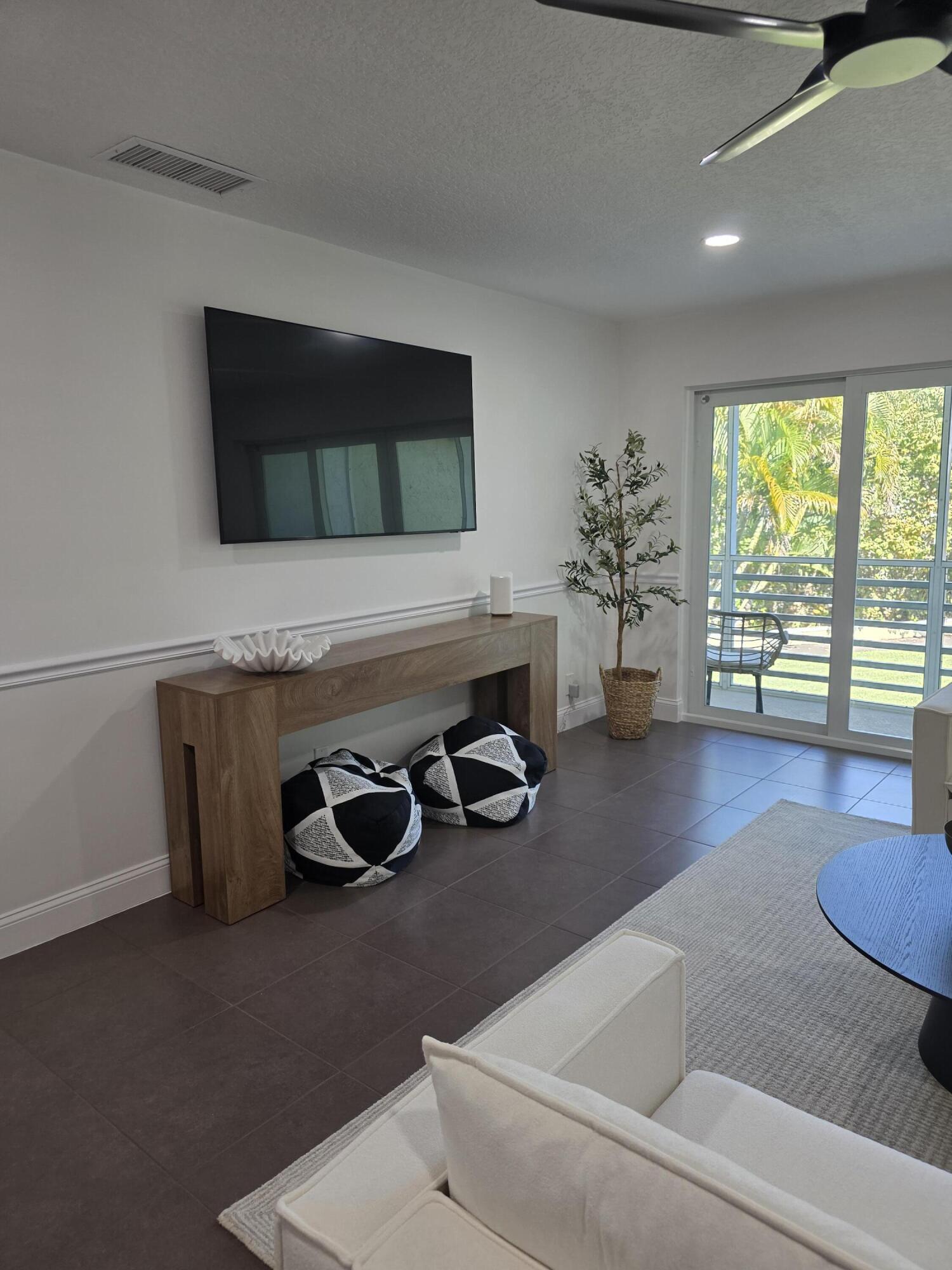 717 S Us Highway 1 608