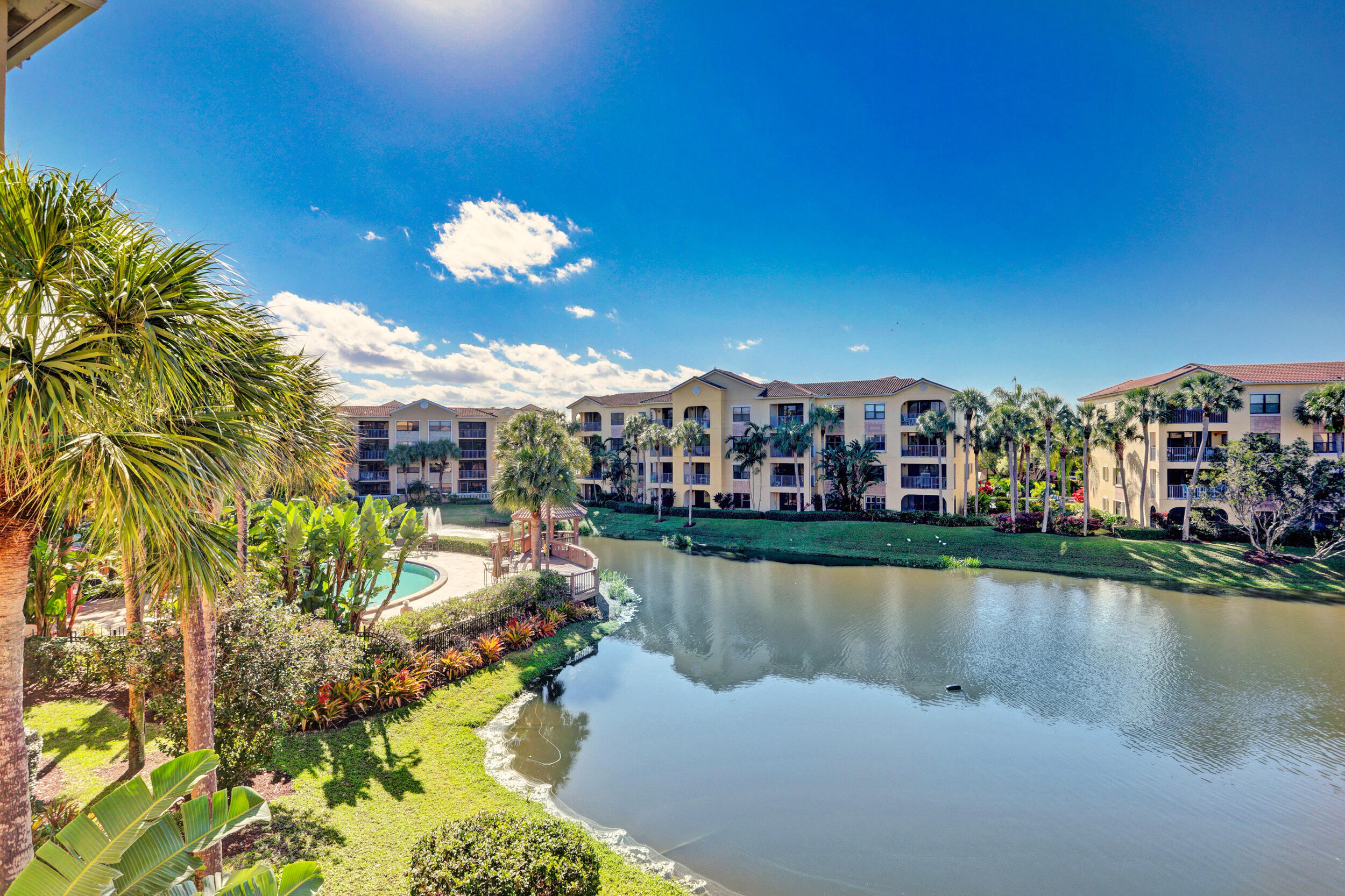 800 Uno Lago Drive 305