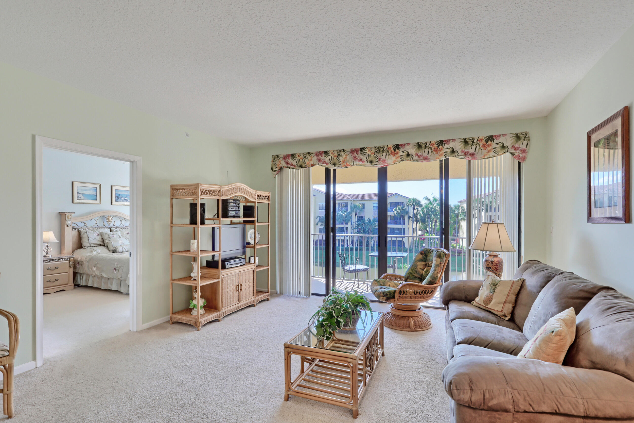 800 Uno Lago Drive 305