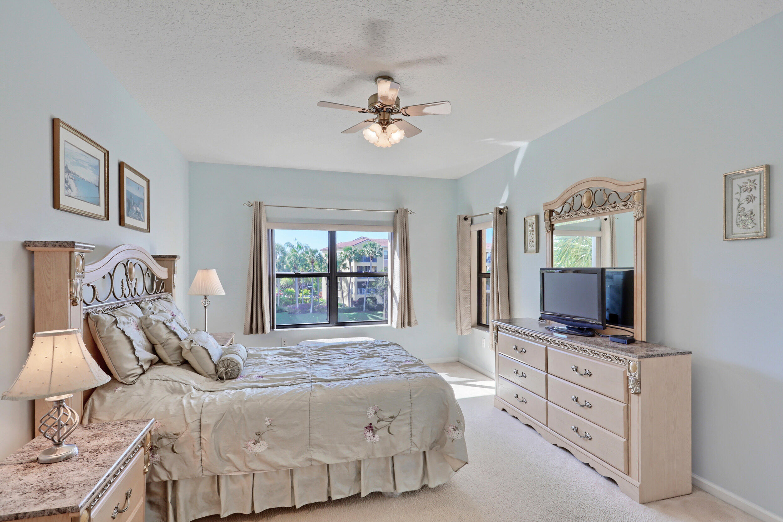 800 Uno Lago Drive 305