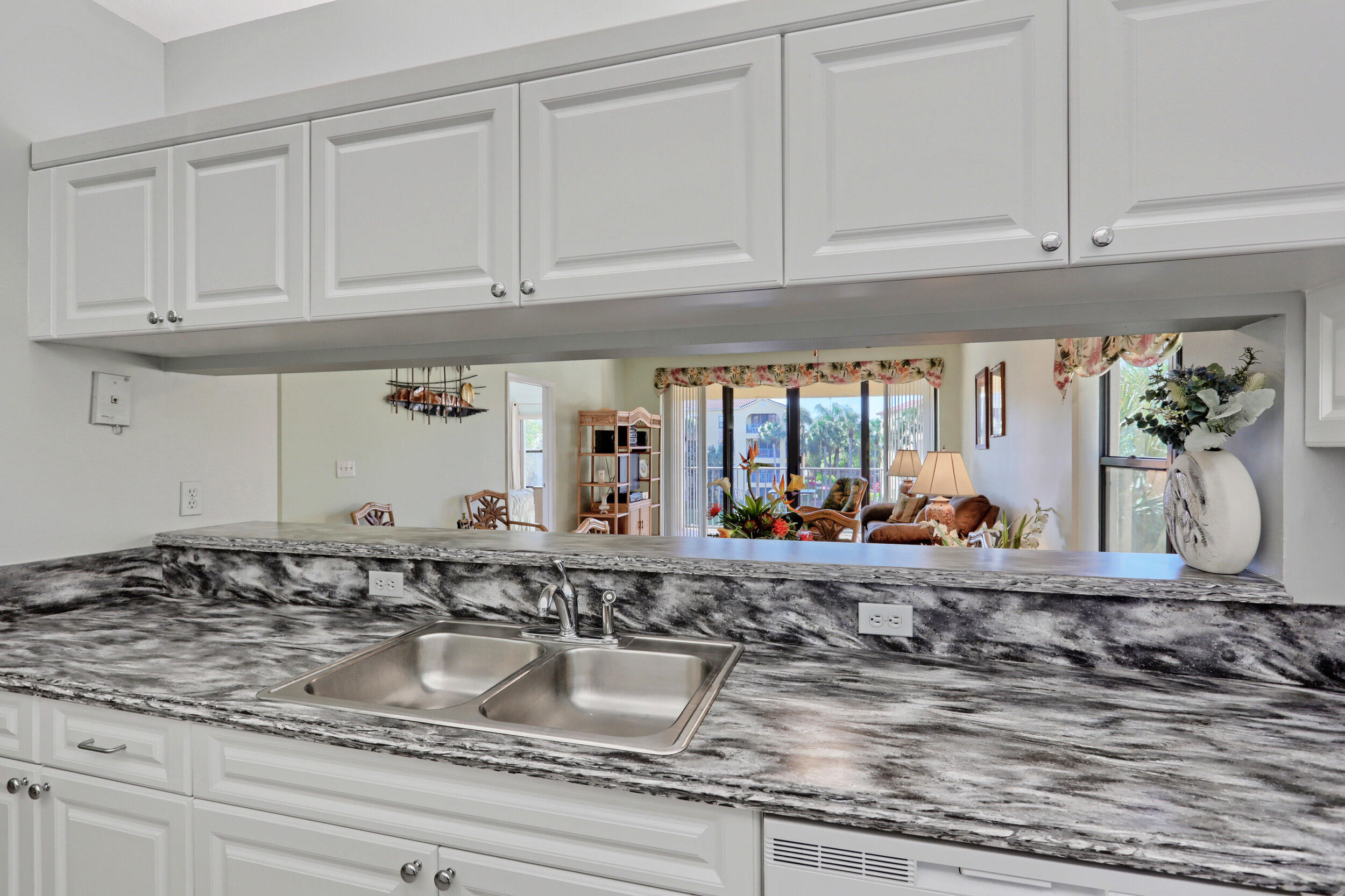 800 Uno Lago Drive 305