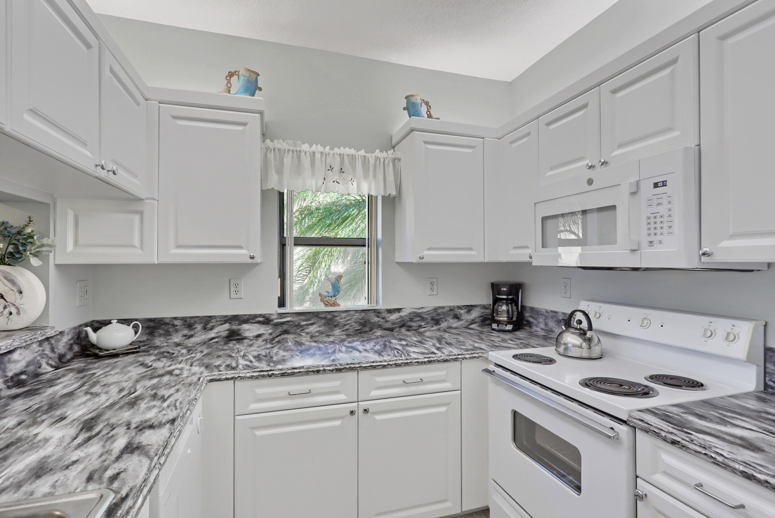 800 Uno Lago Drive 305