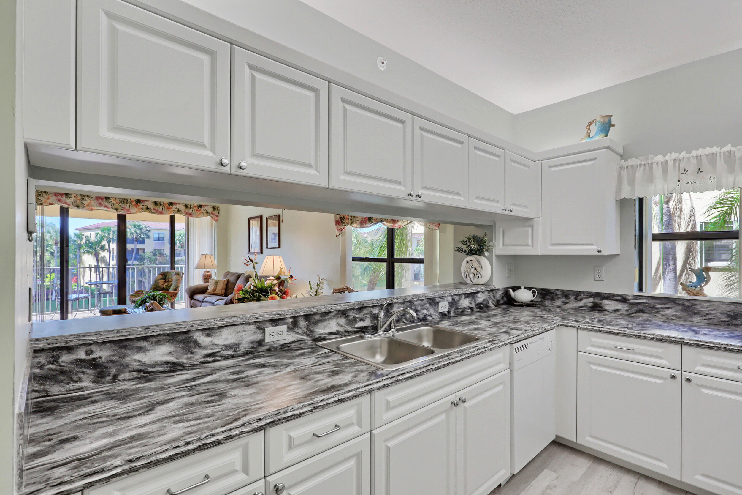 800 Uno Lago Drive 305