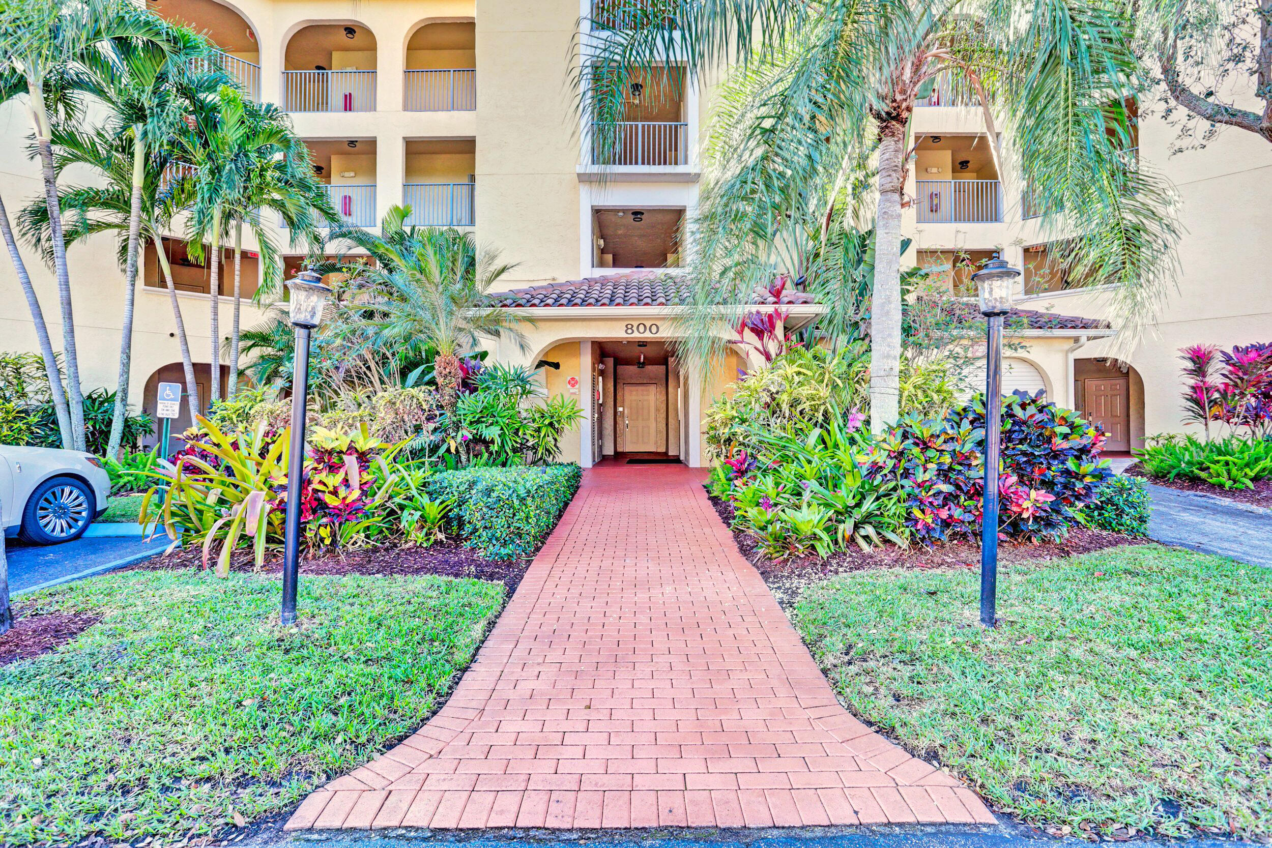 800 Uno Lago Drive 305