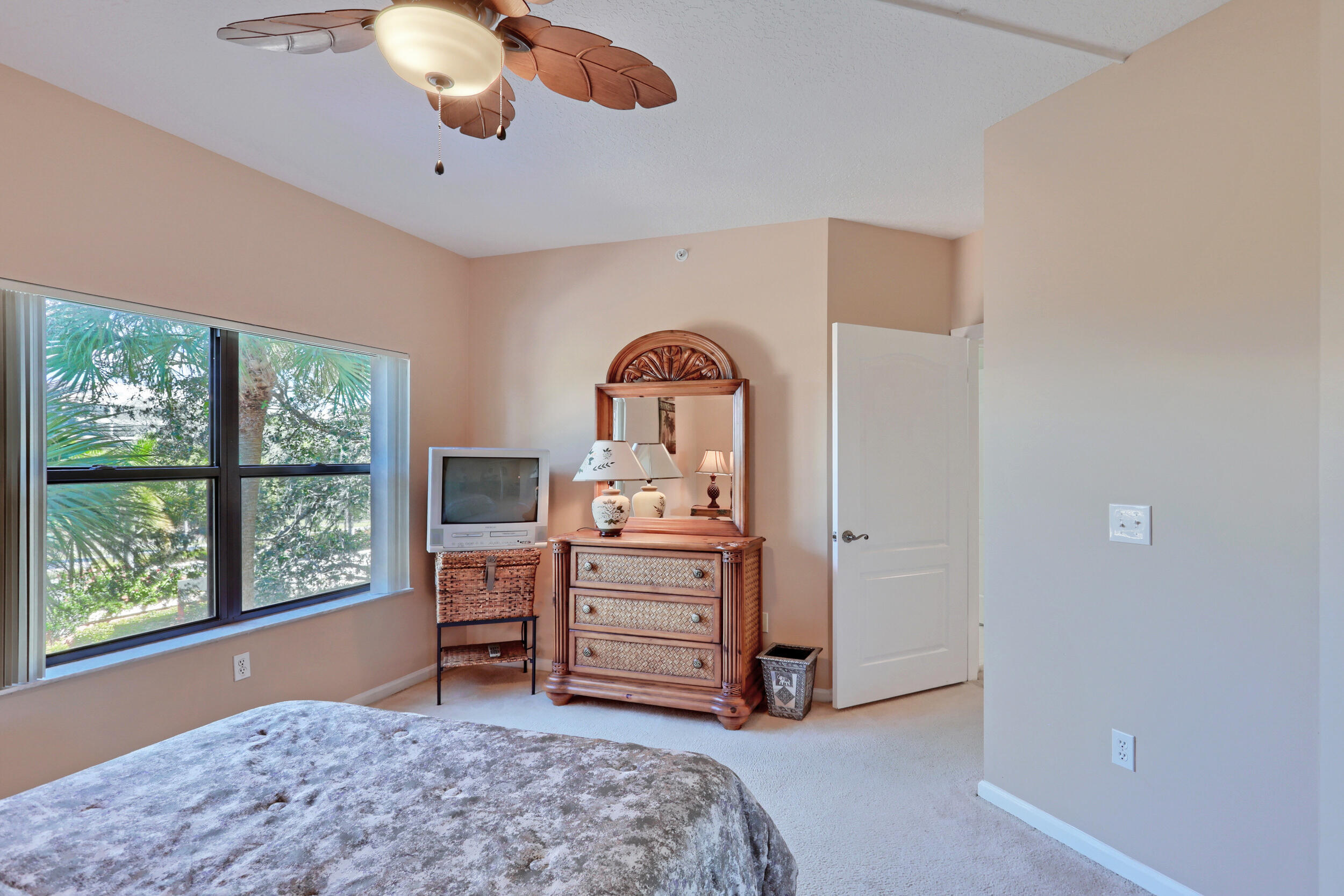 800 Uno Lago Drive 305