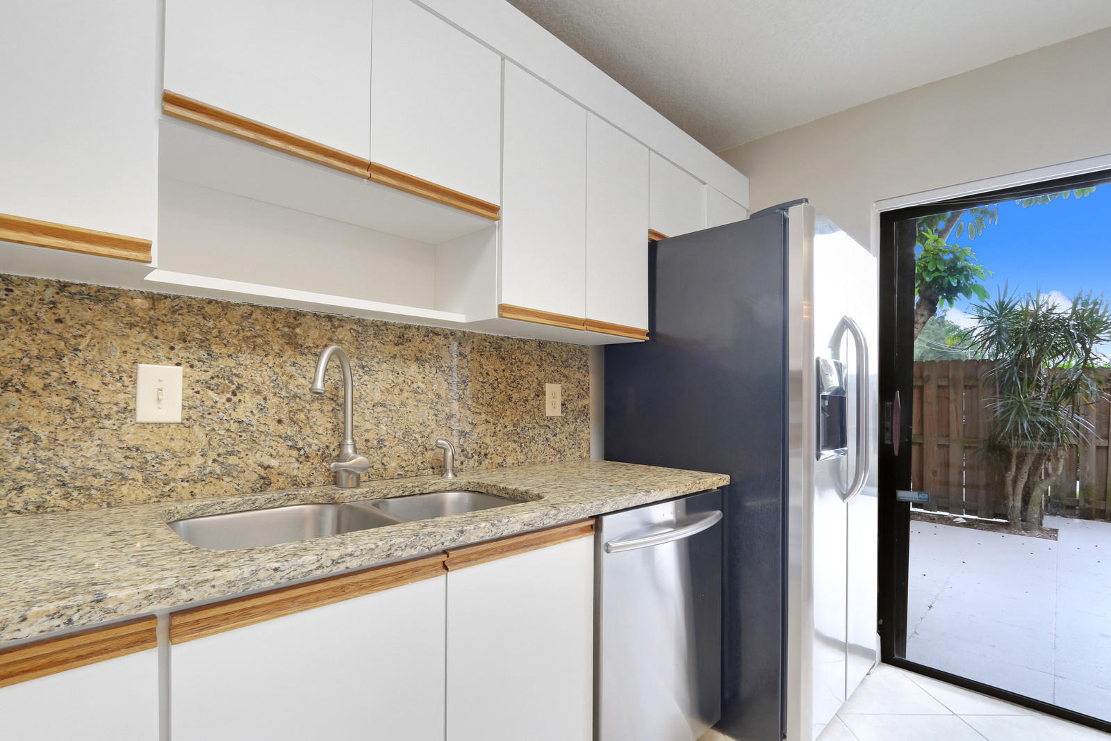 825 Center Street 12a