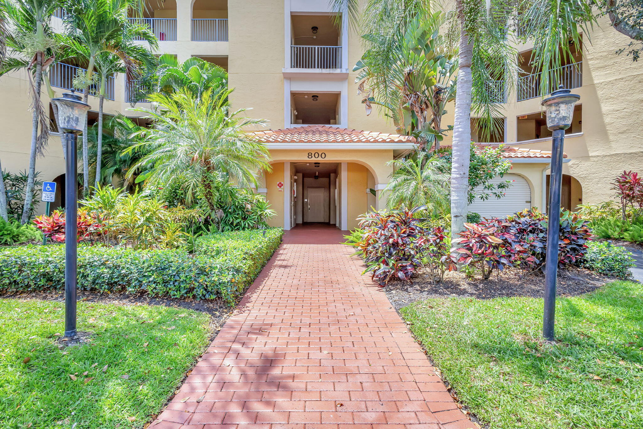 800 Uno Lago Drive 302
