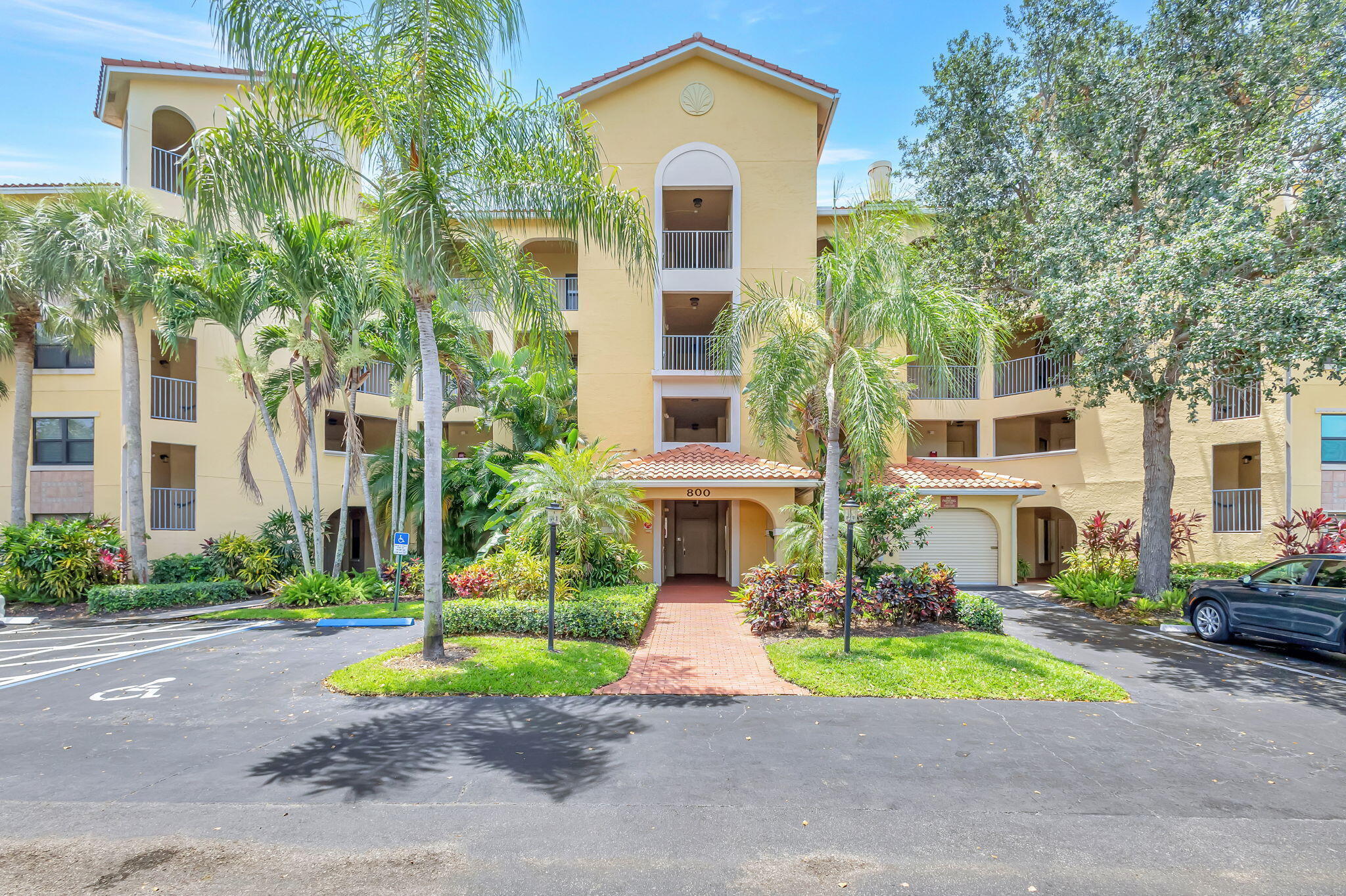800 Uno Lago Drive 302