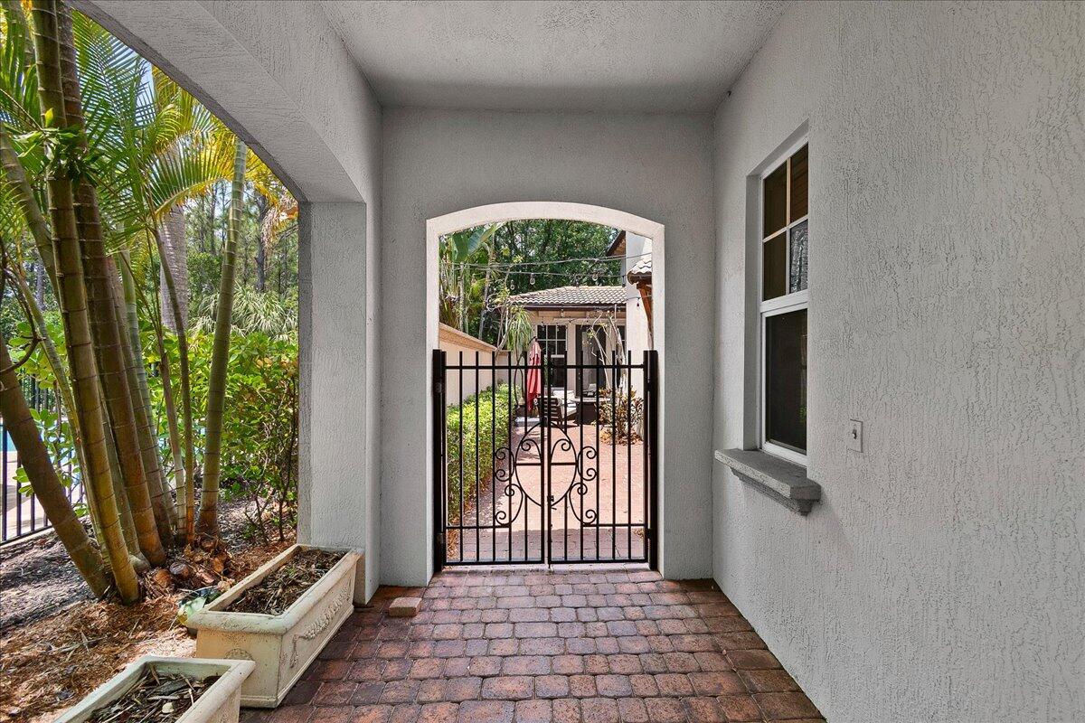 883 Taft Court