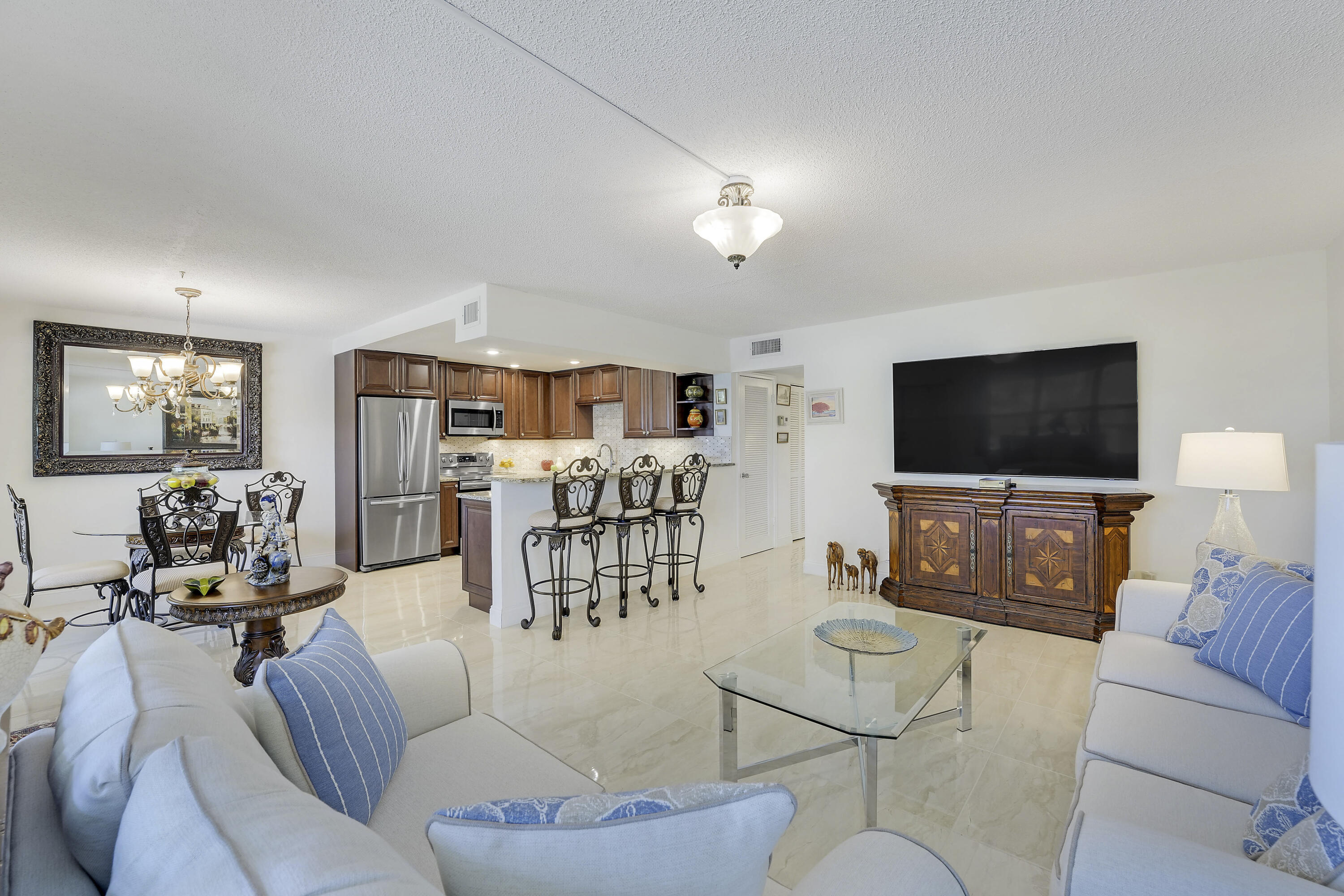 210 E Wellington E