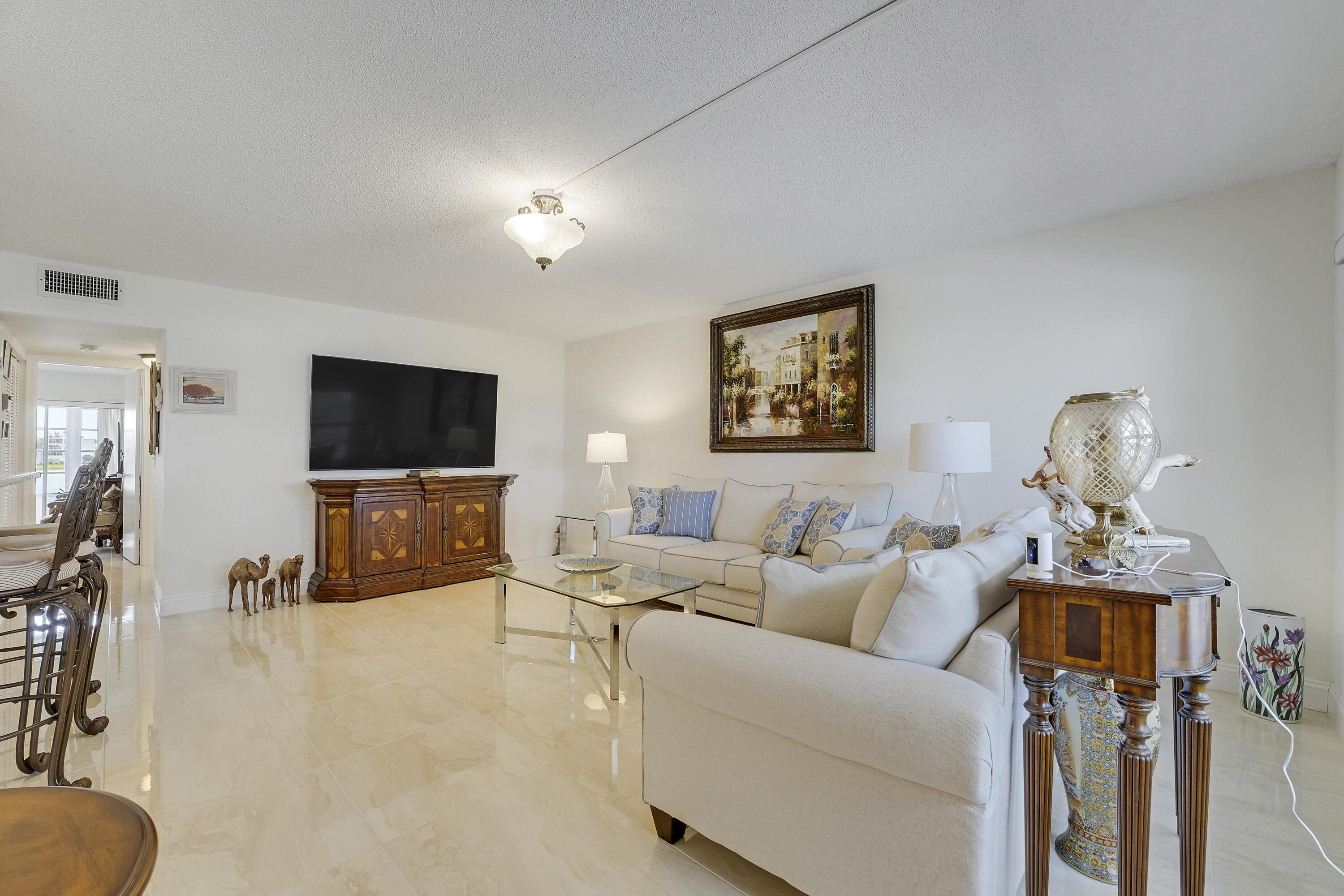 210 E Wellington E