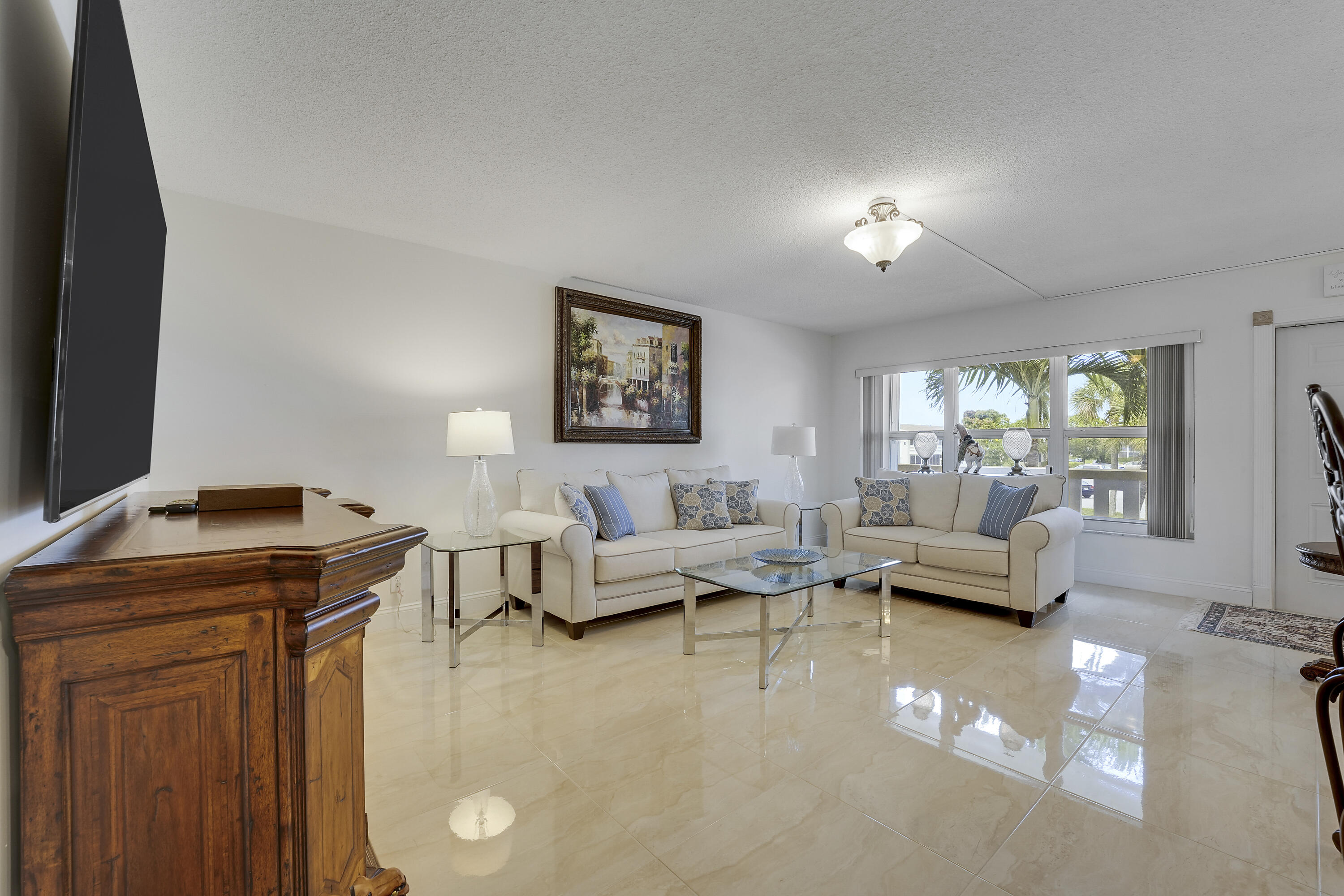 210 E Wellington E