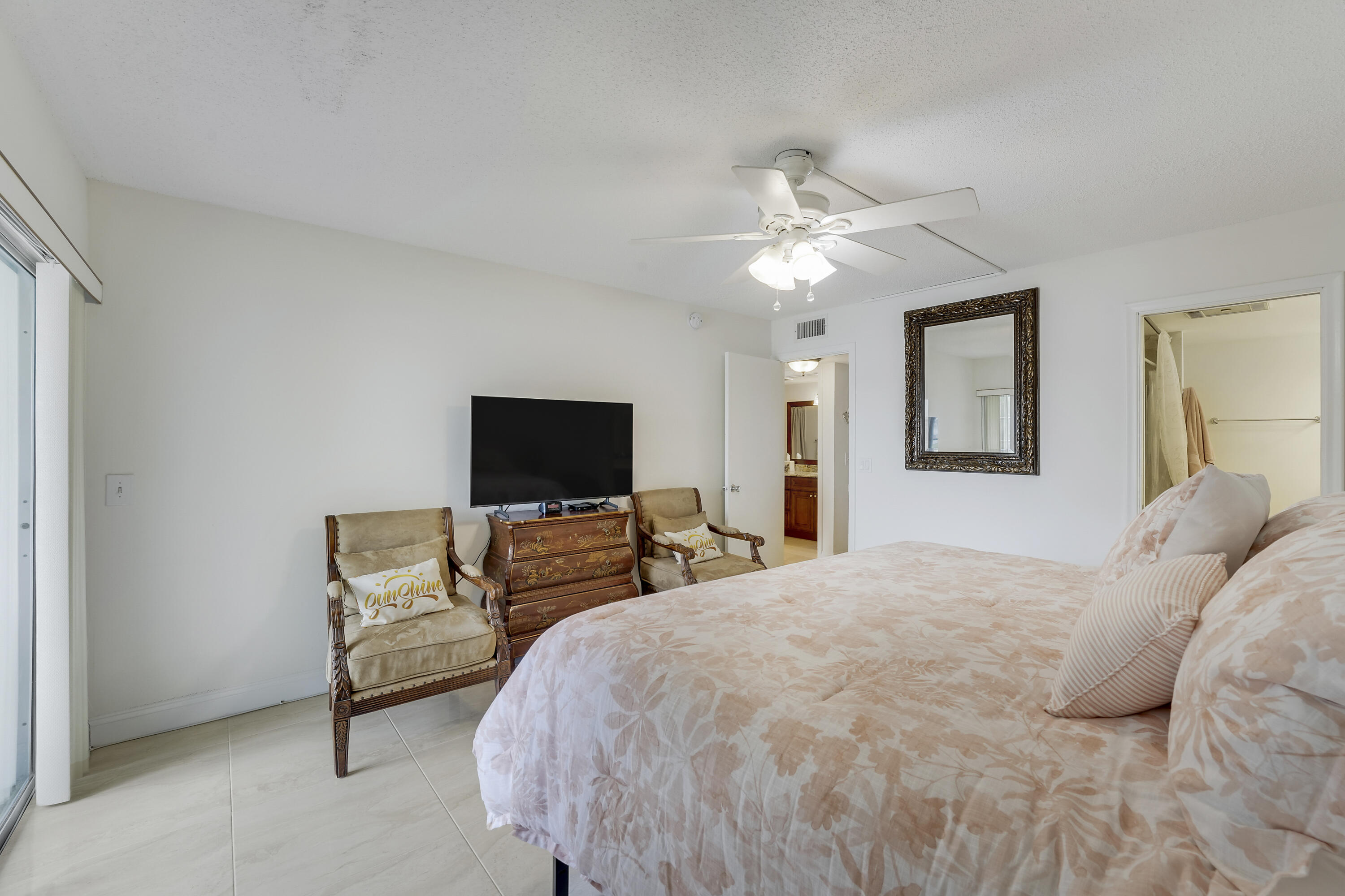 210 E Wellington E